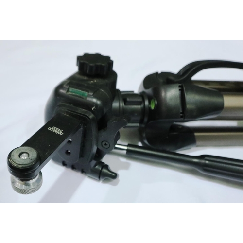 383 - Celestron Skymaster 20 x 80 binoculars with Hama extending tripod. P&P Group 3 (£25+VAT for the firs... 