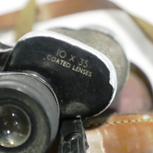 386 - Delacroix of Paris, 10 x 35 binoculars with leather case. P&P Group 1 (£14+VAT for the first lot and... 