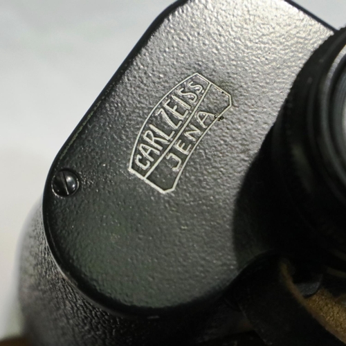 389 - Carl Zeiss Jenoptem 10 x 50 binoculars with leather case. P&P Group 1 (£14+VAT for the first lot and... 