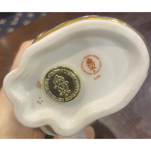 291 - Royal Crown Derby sitting cat, with gold stopper, H: 13 cm, no cracks or chips. P&P Group 1 (£14+VAT... 