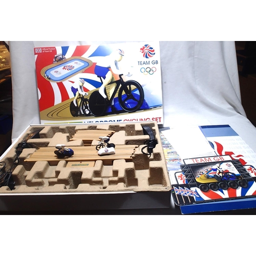 2006 - Scalextric Velodrome cycling set, appears complete, excellent condition. P&P Group 1 (£14+VAT for th... 