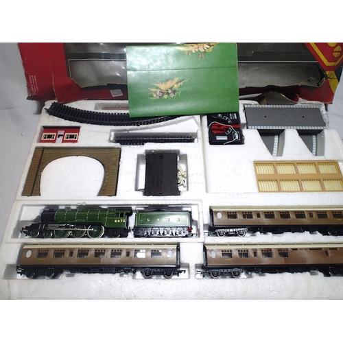 2007 - OO scale Hornby Flying Scotsman train set, locomotive, three coaches, track, controller etc. very go... 