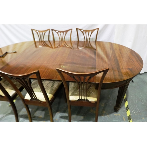 2114 - A 20th century mahogany dining table in the Regency style, extending with three additional leaves an... 