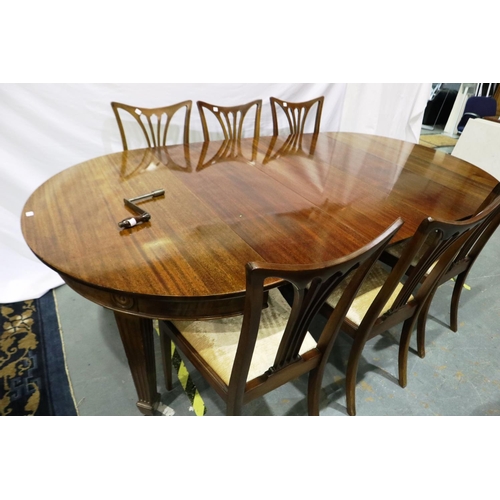 2114 - A 20th century mahogany dining table in the Regency style, extending with three additional leaves an... 