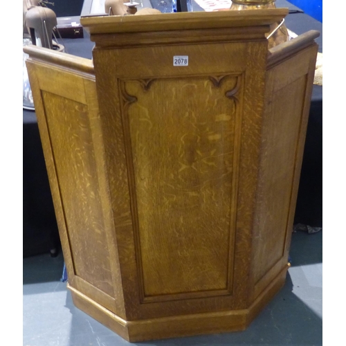 2078 - A late 19th/early 20th century oak lectern, in the Gothic manner and raised on a platform, 95 x 90 x... 