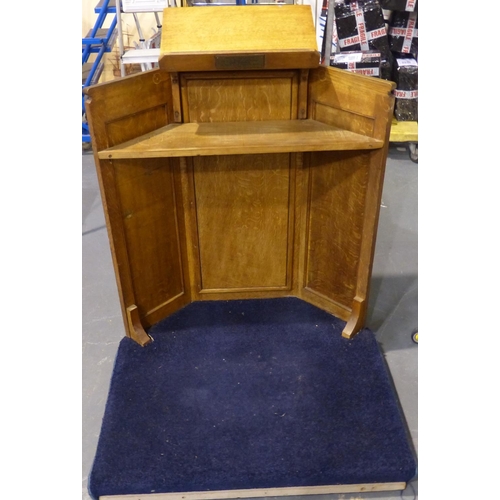 2078 - A late 19th/early 20th century oak lectern, in the Gothic manner and raised on a platform, 95 x 90 x... 