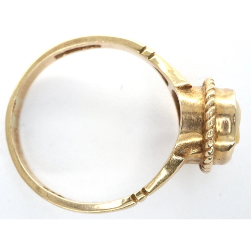 39 - 9ct gold cameo ring, size P, 2.9g. P&P Group 1 (£14+VAT for the first lot and £1+VAT for subsequent ... 