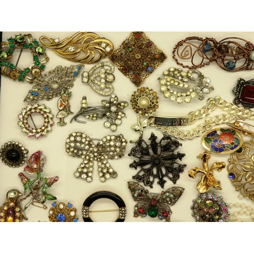 60 - Large quantity of costume jewellery brooches including stone set examples. P&P Group 1 (£14+VAT for ... 