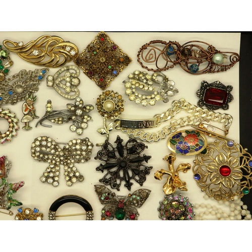 60 - Large quantity of costume jewellery brooches including stone set examples. P&P Group 1 (£14+VAT for ... 