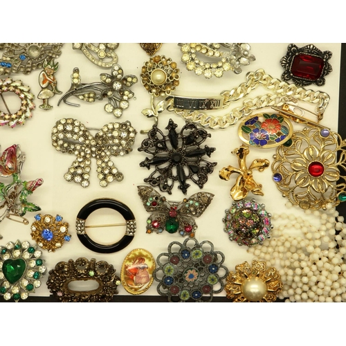 60 - Large quantity of costume jewellery brooches including stone set examples. P&P Group 1 (£14+VAT for ... 