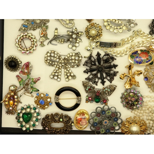 60 - Large quantity of costume jewellery brooches including stone set examples. P&P Group 1 (£14+VAT for ... 