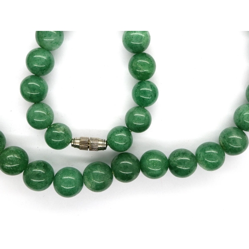 61 - Green Jade beaded necklace, L: 50 cm. P&P Group 1 (£14+VAT for the first lot and £1+VAT for subseque... 