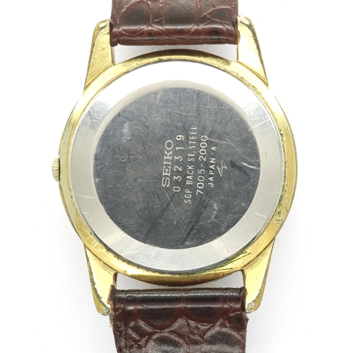 75 - SEIKO: gents automatic wristwatch, with circular champagne dial and 17 jewel movement, on a brown le... 