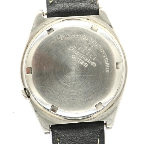 92 - SEIKO: 5 gents automatic wristwatch, with circular metallic grey dial, Arabic day and date apertures... 