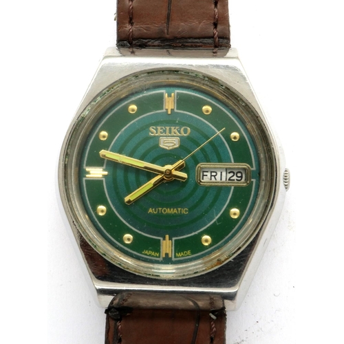 123 - SEIKO: 5 gents automatic wristwatch, with circular metallic green dial, day and date apertures and b... 