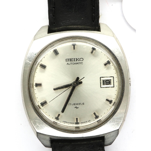 138 - SEIKO: gents steel cased automatic wristwatch, with date aperture and 17 jewel movement, on a black ... 