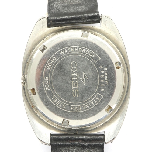 138 - SEIKO: gents steel cased automatic wristwatch, with date aperture and 17 jewel movement, on a black ... 