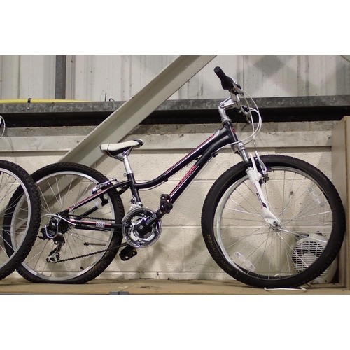 1001 - Trek girls mountain bike with 12 inch frame and 21 gears. Not available for in-house P&P