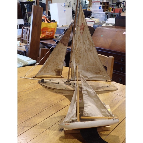 1027 - Two wooden sailboat models, largest H: 40 cm. Not available for in-house P&P