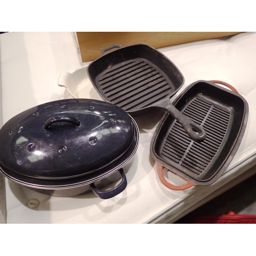 1031 - Cast iron grill pan and further cast iron cooking pots. P&P Group 3 (£25+VAT for the first lot and £... 