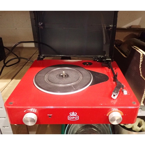 1051 - GPO Stylo, three speed record player, working at lotting. P&P Group 2 (£18+VAT for the first lot and... 