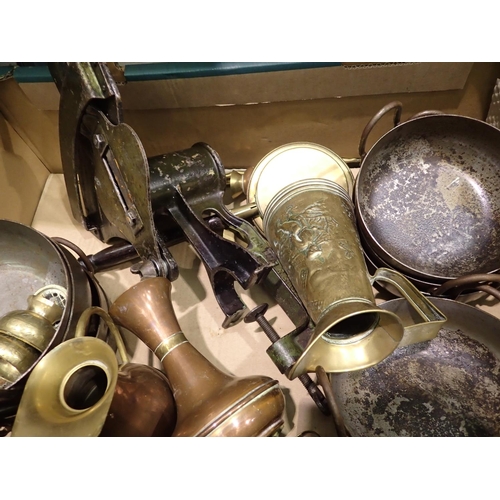 1054 - Mixed metal items including copper and brassware. Not available for in-house P&P