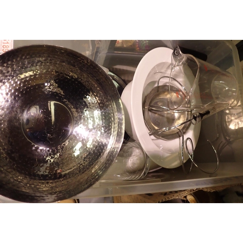 1058 - Mixed kitchenware including jugs, glass mixing bowls etc. Not available for in-house P&P