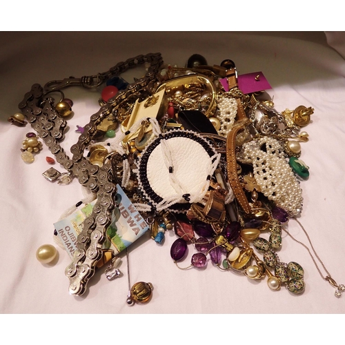 1070 - Quantity of costume jewellery, mainly bangles. P&P Group 1 (£14+VAT for the first lot and £1+VAT for... 