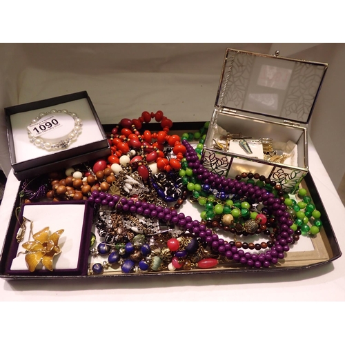 1090 - Mixed costume jewellery including beads. P&P Group 1 (£14+VAT for the first lot and £1+VAT for subse... 