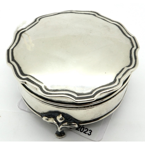 164 - A & J Zimmerman Ltd, hallmarked silver tri-foot trinket box, Birmingham assay, 60 x 40 mm, 68g, one ... 