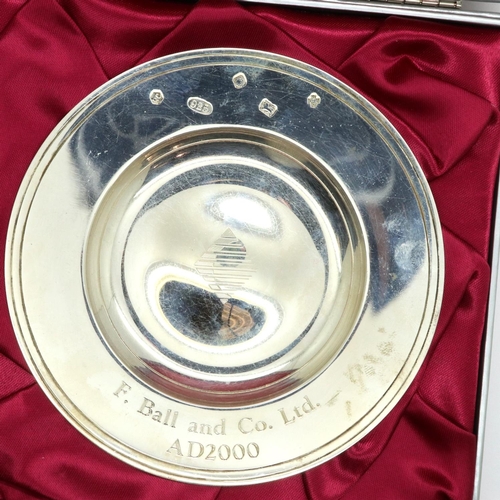 190 - Boxed hallmarked silver dish inscribed F. Ball and Co Ltd AD2000, 121g, D: 12 cm. P&P Group 1 (£14+V... 