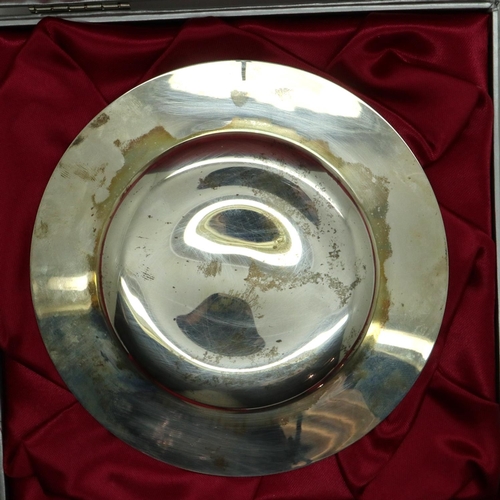 190 - Boxed hallmarked silver dish inscribed F. Ball and Co Ltd AD2000, 121g, D: 12 cm. P&P Group 1 (£14+V... 