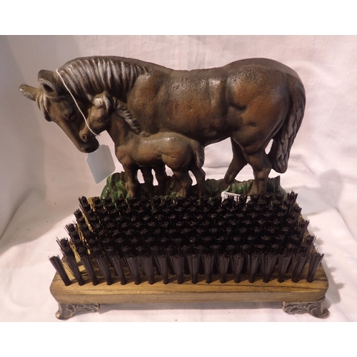 1281 - Cast iron horse and foal boot brush on wooden base, H: 25 cm. P&P Group 2 (£18+VAT for the first lot... 