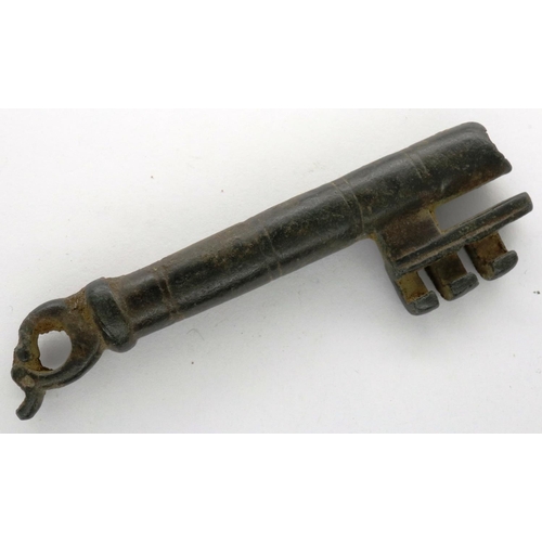 262 - Victorian large Iron chest key, L: 70 mm. P&P Group 0 (£5+VAT for the first lot and £1+VAT for subse... 