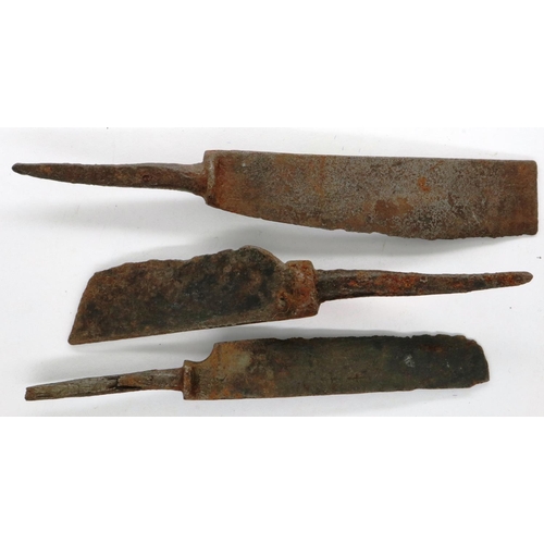 277 - Three Medieval crafting blades with Blacksmith house markings, L: 105 mm. P&P Group 0 (£5+VAT for th... 