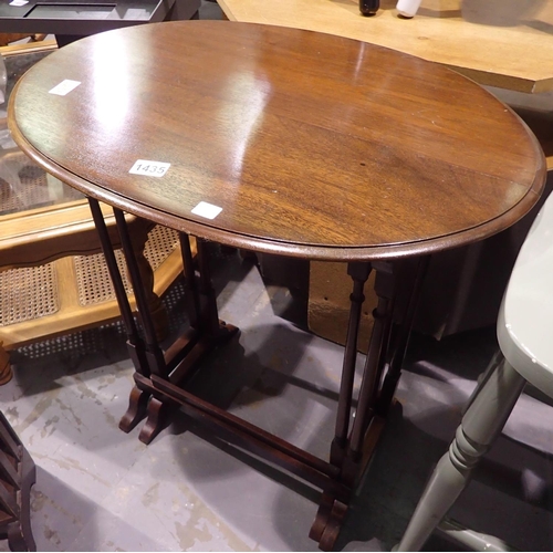 1435 - Oval nest of two mahogany tables on turned supports, largest 75 x 50 x 70 cm H. Not available for in... 