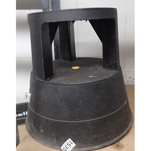 1535 - Rubberized, wheeled stepping stool. Not available for in-house P&P