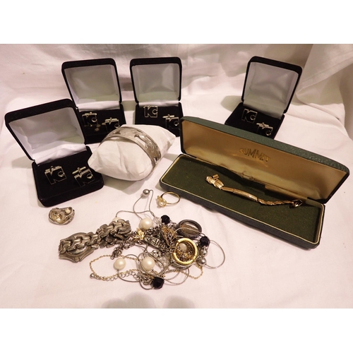 1105 - Costume jewellery, including a Laura Ashley necklace, Kirk Steiff pewter bangle, cased KC cufflinks ... 