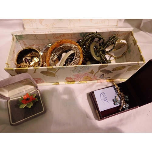 1120 - Mixed costume jewellery including brooches. P&P Group 1 (£14+VAT for the first lot and £1+VAT for su... 