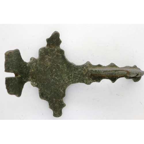 213 - Roman Elite class, silver plated crossbow fibula, L: 45 mm. P&P Group 0 (£5+VAT for the first lot an... 