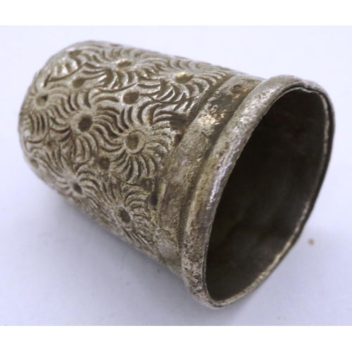 220 - Silver thimble, hallmarked and dated 1920, L: 22 mm. P&P Group 0 (£5+VAT for the first lot and £1+VA... 