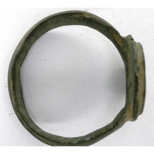 225 - Medieval octagonal ring with sepia engraved in excellent condition, L: 20 mm. P&P Group 0 (£5+VAT fo... 