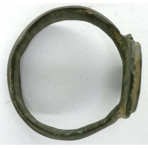 225 - Medieval octagonal ring with sepia engraved in excellent condition, L: 20 mm. P&P Group 0 (£5+VAT fo... 