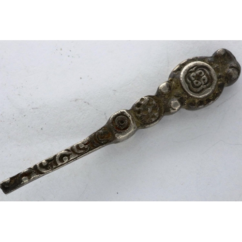 228 - Silver dress pin depicting several period designs, Celtic, Saxon and Tudor, L: 40 mm. P&P Group 0 (£... 