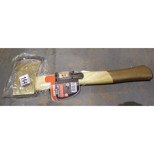 1645 - New and unused 1.5lb wood handled axe. P&P Group 1 (£14+VAT for the first lot and £1+VAT for subsequ... 