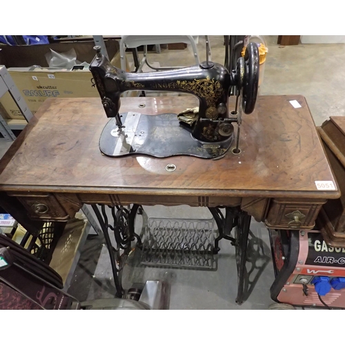 1654 - Singer sewing machine on table, model no 10608698, working at lotting. Not available for in-house P&... 