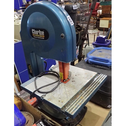 1687 - Clarke woodworker 190mm bandsaw. Not available for in-house P&P
All electrical items in this lot hav... 