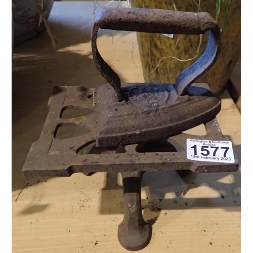 1577 - Cast metal iron and trivet. Not available for in-house P&P