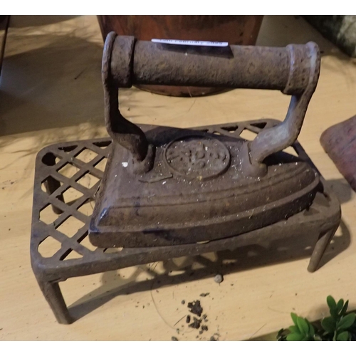 1578 - Cast metal iron and trivet. Not available for in-house P&P