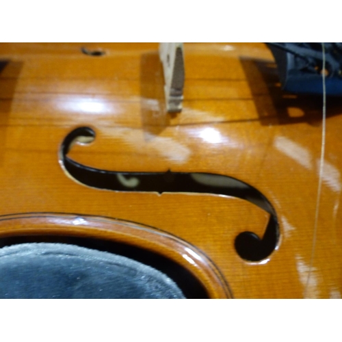 1240 - Modern childs violin with bow, body L: 30 cm. P&P Group 3 (£25+VAT for the first lot and £5+VAT for ... 